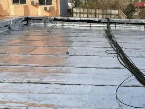 罗平卫生间漏水维修公司分享下罗平屋面楼顶防水刚性防水层施工要点。